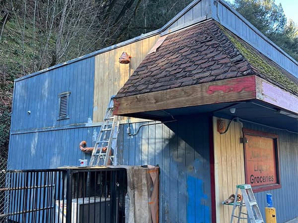 Commercial exterior painting project in El Dorado County CA by Dowell's Painting Exterior of liquor and grocery store with fresh paint